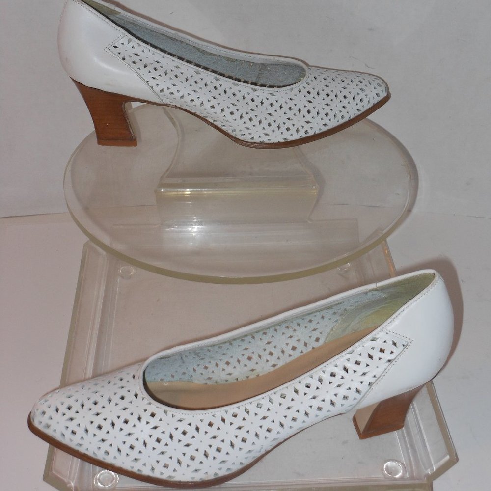 COURTNEY TAYLOR WHITE LEATHER PUMPS SIZE 10 MEDIUM